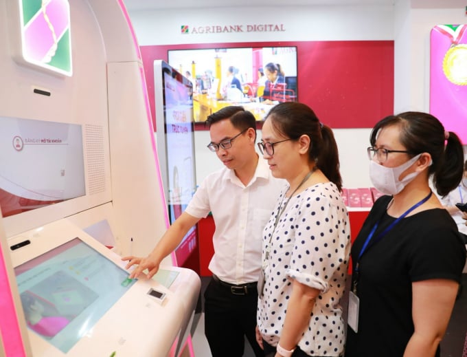 Khách hàng trải nghiệm dịch vụ Agribank Digital – 1 chạm đa tiện ích.