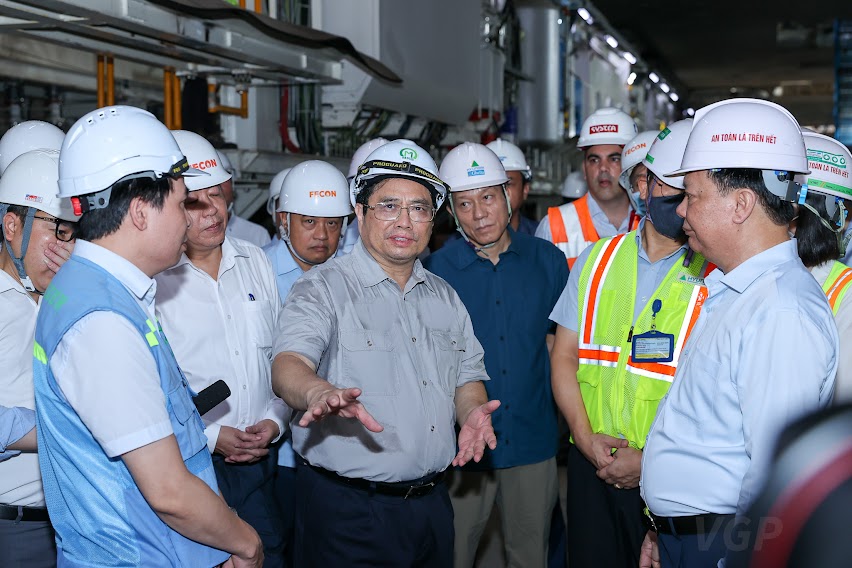 thu-tuong-205023_676.jpg Thủ tướng kiểm tra các hạng mục thi công Nhà Ga S9 - Kim Mã dưới lòng đất nhằm tìm hiểu về những khó khăn, vướng mắc, nhất là những vấn đề ảnh hưởng đến tiến độ dự án. Ảnh: VGP.