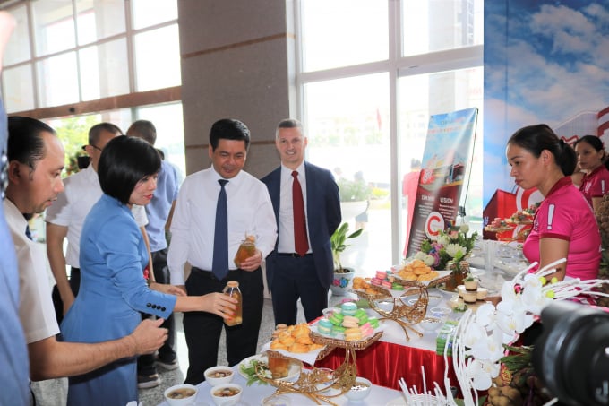 Hệ thống siêu thị có thêm nhiều món mới như trà long nhãn; trà nhãn; sữa chua nhãn; bánh Macaron, bánh sukem, bánh bông lan phần, caramen vị nhãn để thúc đẩy tiêu thụ nhãn lồng Hưng Yên.