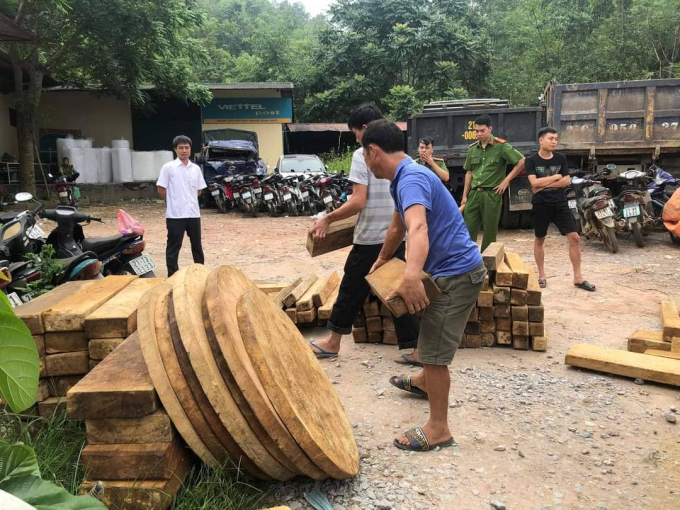 297324933_804400050558726_5644290198011093500_n-173428_399.jpg Gỗ bị bắt từ các địa phương chở về kho tạm giữ của Cục Quản lý thị trường tỉnh Yên Bái. Ảnh: Trần Anh Văn.