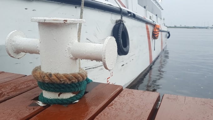Tại cảng Tuần Châu (TP Hạ Long), các tàu du lịch đã về nơi tránh trú bão an toàn. Ảnh: Nguyễn Thành