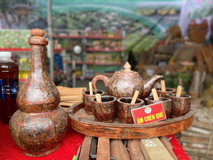 img_6542-072629_756.jpeg Quế Bảo Yên còn được chế tác thành các vật dụng như ấm trà, bình hồ lô... Tất cả sản phẩm đều có mùi hương nồng nàn của quế. Đặc biệt khi pha trà bằng ấm quế, không chỉ được thưởng thức hương vị trà quyện với hương vị quế mà còn có mùi của quế bay lên ngào ngạt ngay từ khi rót nước đun sôi vào ấm.
