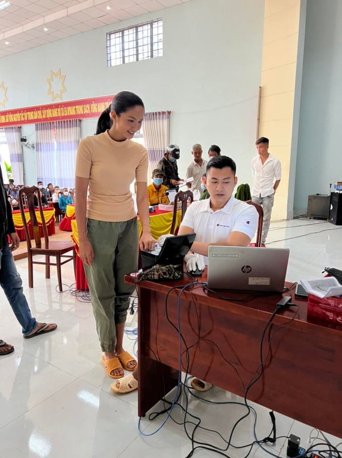 298091887_648968669928842_5196757436726063972_n-100155_836.jpg Hoa hậu H'Hen Niê tại xã Ea M’nang, huyện huyện Cư M’gar, tỉnh Đắk Lắk.