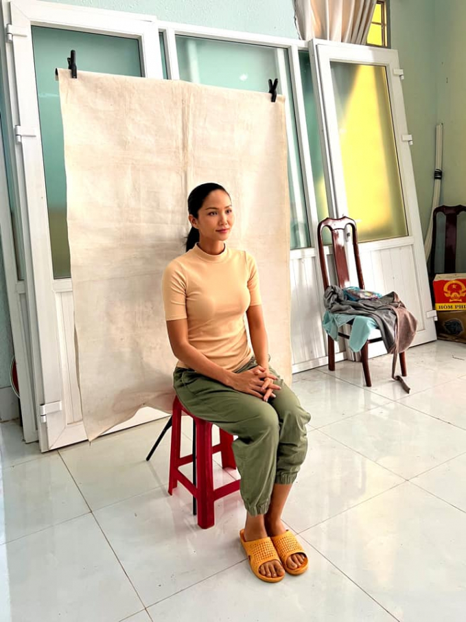 hhen-nie-100107_760.jpg Hoa hậu H'Hen Niê chụp ảnh để làm căn cước công dân.