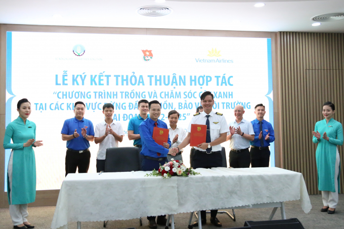img_3861-2-212215_322.jpg Đại diện Đoàn thanh niên hai đơn vị tại lễ ký kết