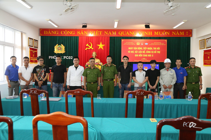 z3653440287754_8549541a1fef555610a2eb203448b6d3-183847_221.jpg Người dân đến Phòng Cảnh sát hình sự Công an tỉnh Thừa Thiên - Huế giao nộp vũ khí. Ảnh: CAH.