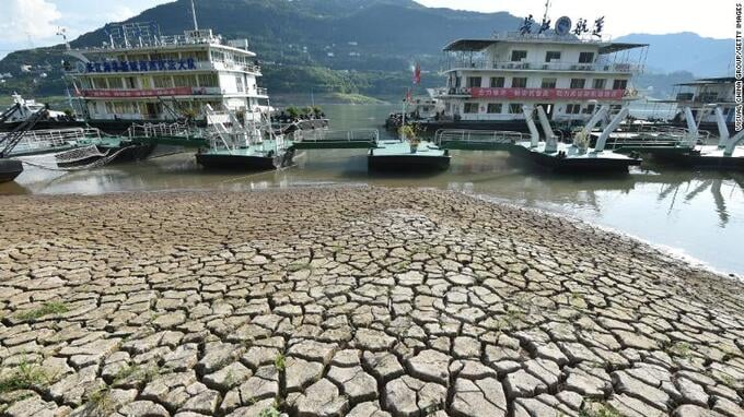 220817060632-01-china-yangtze-heat-drought-exlarge-169-084106_100.jpg Một đoạn sông Dương Tử ở Vân Dương, Trùng Khánh bị cạn trơ đáy hôm 16/8/2022. Ảnh: CNN