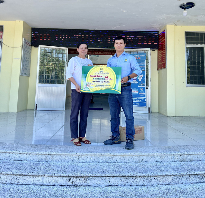 3dde6a1dc73d02635b2c-160145_177.jpg Cán bộ Công ty Agrilong đang tiến hành đi về các vùng sâu, xa để tặng sách lịch sử cho các em học sinh.
