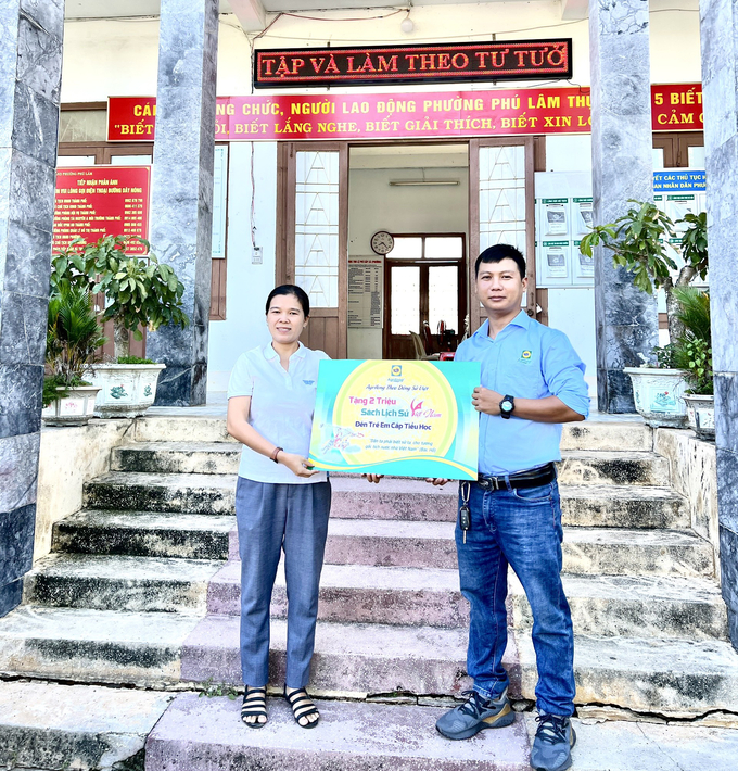 a81fa4df09ffcca195ee-160131_902.jpg Cán bộ Công ty Agrilong đang tiến hành đi về các vùng sâu, xa để tặng sách lịch sử cho các em học sinh.
