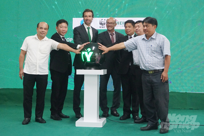 Representatives from the Ministry of Agriculture and Rural Development, WWF-Vietnam, Heineken Vietnam, Dong Nai Dong Nai Nature-Culture Conservation Area, Dong Thap Muoi Ecological Conservation Area and Xuan Son National Park officially launching the program. Photo: Nguyen Thuy.