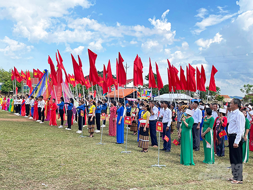 1-185818_328.jpg Nhân dân Nghĩa Đức nghiêm trang lắng nghe lịch sử cách mạng hang Rú Ấm. Ảnh: Hồ Quang.