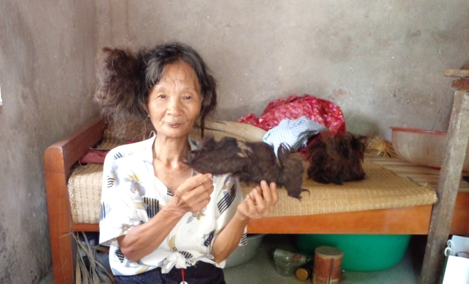 Hơn 30 năm qua, khi mang trên đầu mái tóc kì dị, bà Năm gặp không ít phiền phức. Ảnh: Trần Toản.