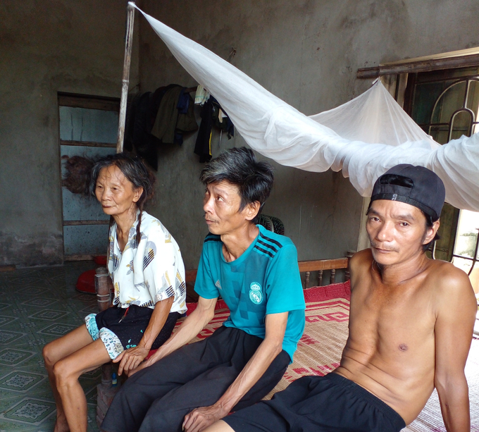 Bà Năm bên cạnh 2 người con trai tâm thần phân liệt đã nhiều năm là: Nguyễn Văn Minh (sinh năm 1970) và Nguyễn Văn Nhật (sinh năm 1973). Ảnh: Trần Toản.