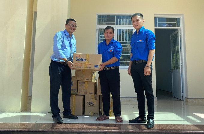 Co.opmart Quy Nhơn phối hợp với Huyện Đoàn Vân Canh tặng 1.100 quyển sách giáo khoa đã qua sử dụng cho các em học sinh có hoàn cảnh khó khăn. Ảnh: V.Đ.T.