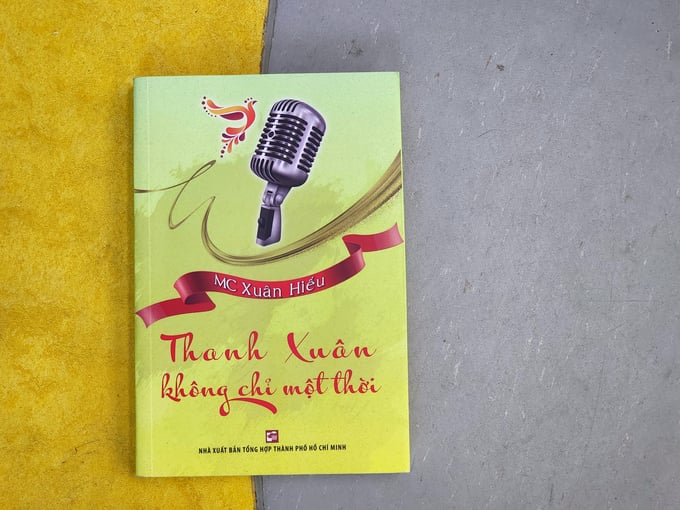 20220818_170224-170158_180.jpg Tập bút ký 'Thanh xuân không chỉ một thời' của MC Xuân Hiếu.