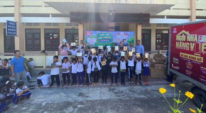 Đại diện Co.opmart Quy Nhơn tặng quà cho học sinh Trường tiểu học Canh Thuận (huyện Vân Canh, Bình Định). Ảnh: V.Đ.T.