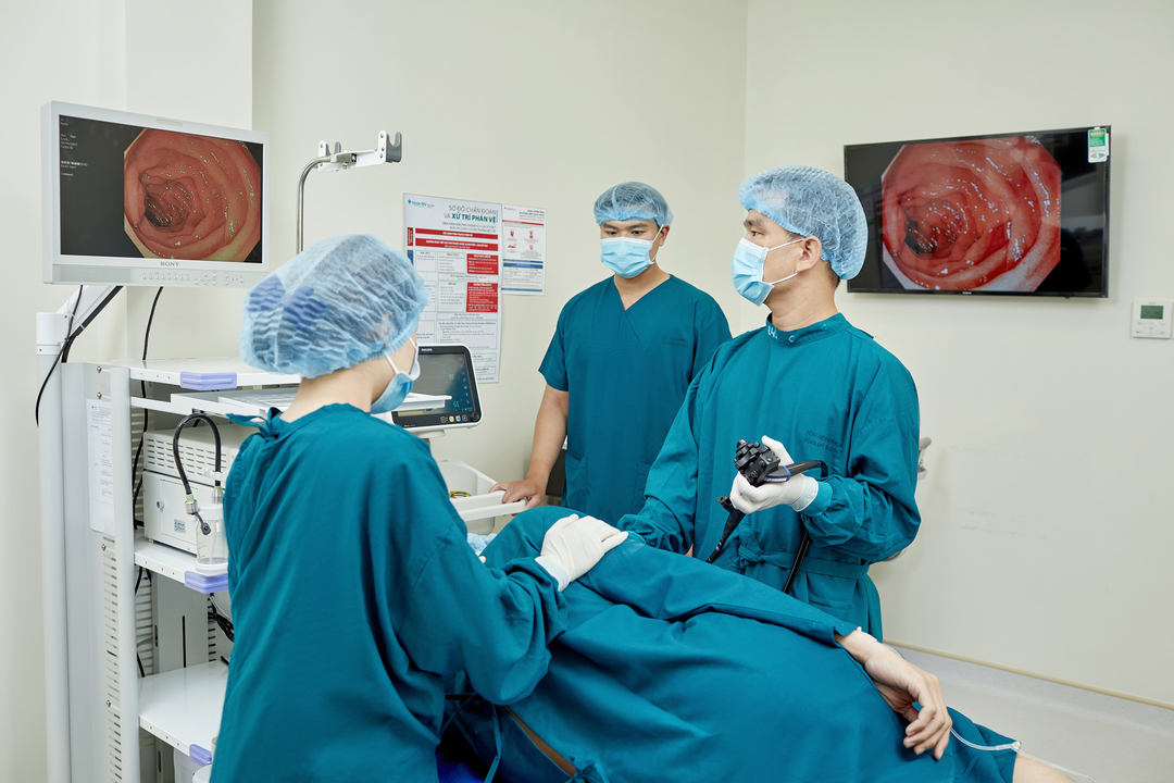 Bác sĩ Bệnh viện Hoàn Mỹ Sài Gòn thực hiện nội soi tầm soát ung thư sớm đường tiêu hóa. Ảnh: BVCC.