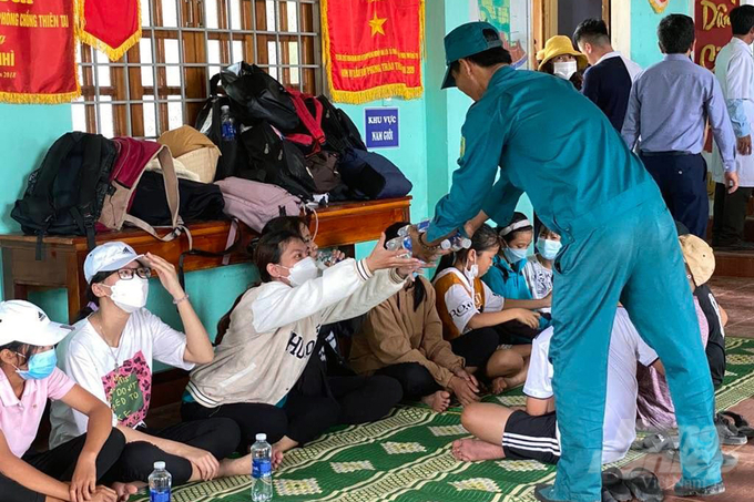 Tình huống giả định phân phát gói thực phẩm cho người dân tại nhà văn hóa cộng đồng. Ảnh: VD.