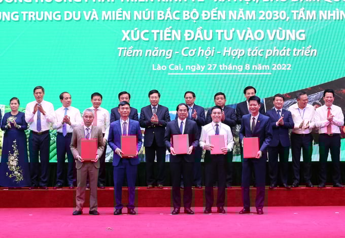 tao-suc-bat-cho-vung-trung-du-va-mien-nui-bac-bo-165605_887.jpg Tại hội nghị, các địa phương trao giấy chứng nhận đầu tư và trao đổi biên bản ghi nhớ của các tỉnh và các doanh nghiệp, đối tác. Ảnh: T.L