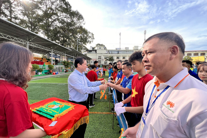 Lãnh đạo VRG trao cờ lưu niệm cho các đoàn tham dự Hội thao.