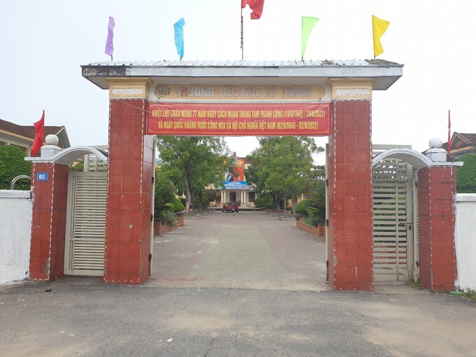 UBND thị xã Kỳ Anh yêu cầu trường Tiểu học Kỳ Trinh tổ chức kiểm điểm, giải trình về vụ việc. Ảnh: Thanh Nga.