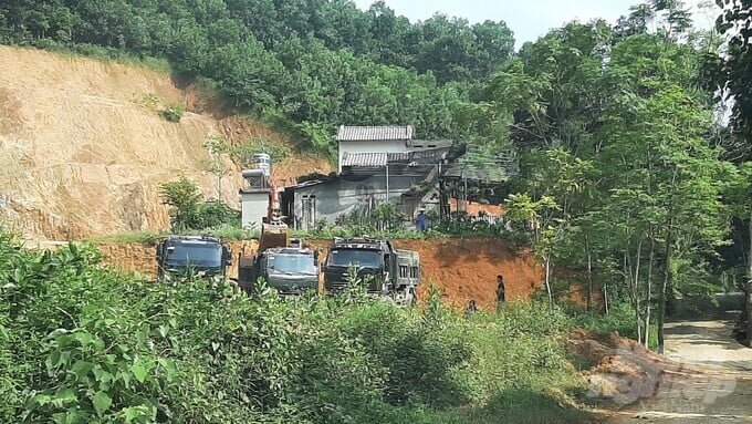 1-103609_330.jpg Doanh nghiệp lợi dụng việc khắc phục sạt lở tại xóm Khuôn Nanh (xã Yên Lãng, huyện Đại Từ, tỉnh Thái Nguyên) để khai thác đất ở các vị trí khác. Ảnh: Toán Nguyễn.