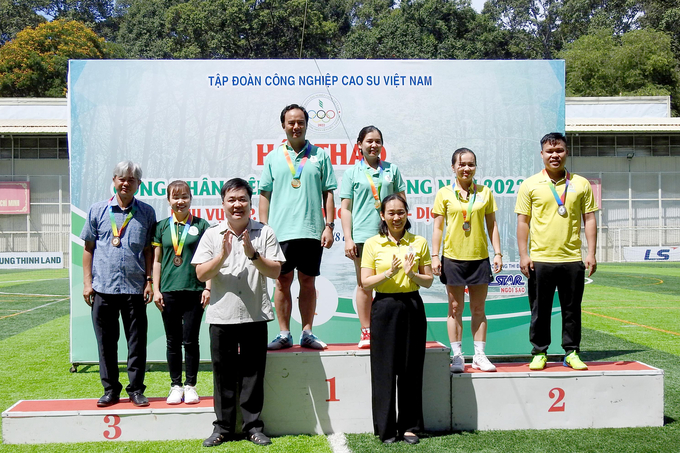 3-113404_910.jpg Trao giải Nhất, Nhì và Ba cho các vận động viên ở nội dung quần vợt đôi nam nữ.