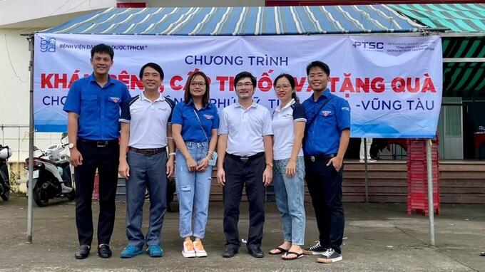an-sinh-135023_379.jpg Các thành viên PTSC Phú Mỹ chụp ảnh khi tham gia hoạt động thiện nguyện.