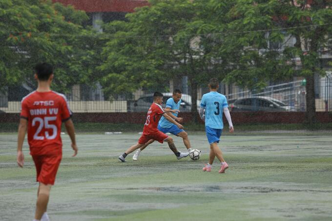 hoi-thao-1-135025_278.jpg Tranh tài quyết liệt dưới trời mưa to.