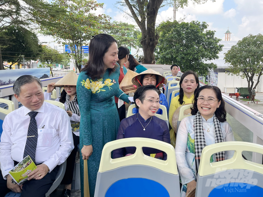 Đại biểu tham quan Củ Chi bằng xe buýt hai tầng. Ảnh: T.H.