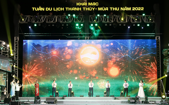 111d4220901t965l3-z3689495077359-c9475-112558_757.jpg Các đại biểu bấm nút khai mạc tuần du lịch Thanh Thủy - Mùa thu 2022.