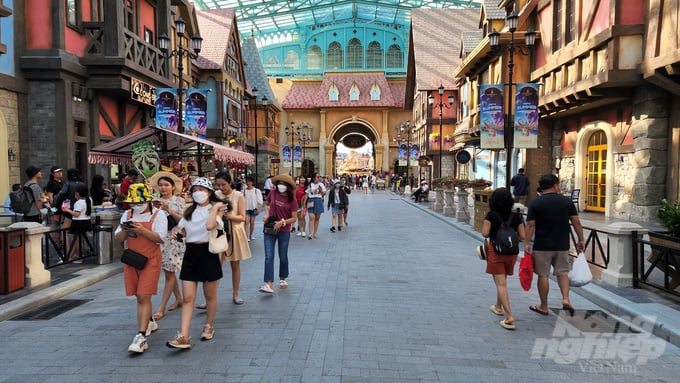 Lượng du khách di chuyển về các địa điểm tham quan, vui chơi giải trí tập trung thành các múi giờ khác nhau, không xảy ra tình trạng ùn ứ, chen lấn. Ảnh: Kim Anh.