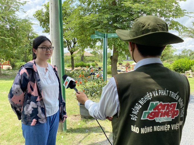 anh-5-153223_612.jpg Du khách của Chavi Garden trả lời phỏng vấn Nông Nghiệp TV.