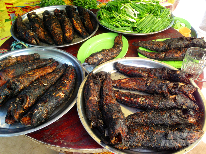 Món cá lóc nướng cuốn lá sen non. Ảnh: Lê Hoàng Vũ.