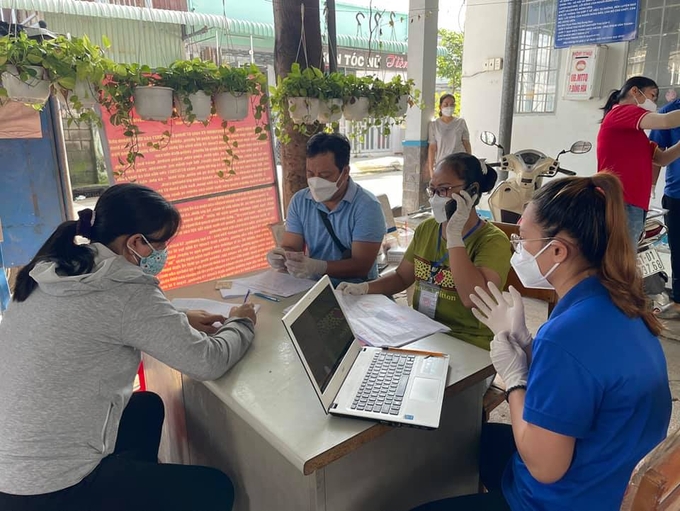 239941736_2910846389169318_2399388287791052503_n-161451_104.jpg Người lao động ở Bình Dương phấn khởi nhận hỗ trợ.