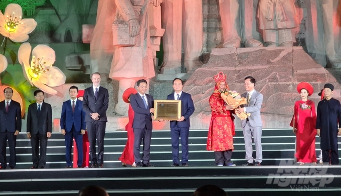 Các đại biểu nhận Bằng ghi danh thực hành Then của người Tày, Nùng, Thái ở Việt Nam vào danh sách di sản văn hóa phi vật thể đại diện của nhân loại.