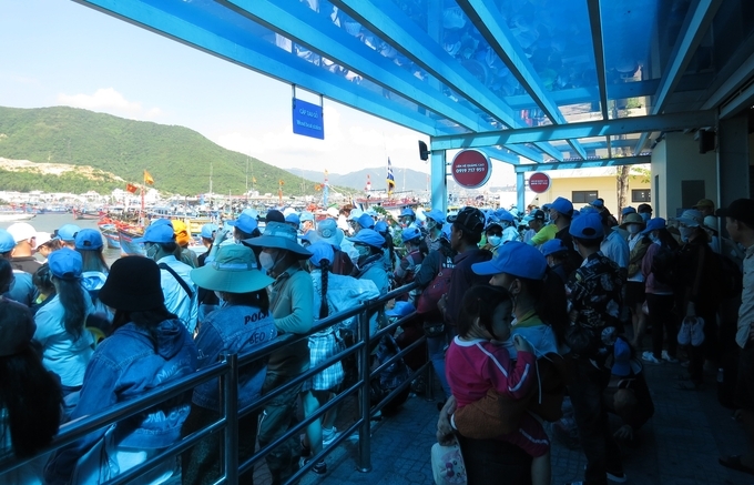 Du khách xếp hàng tại bến tàu du lịch để đi tham quan vịnh Nha Trang, tỉnh Khánh Hòa. Ảnh: CT.