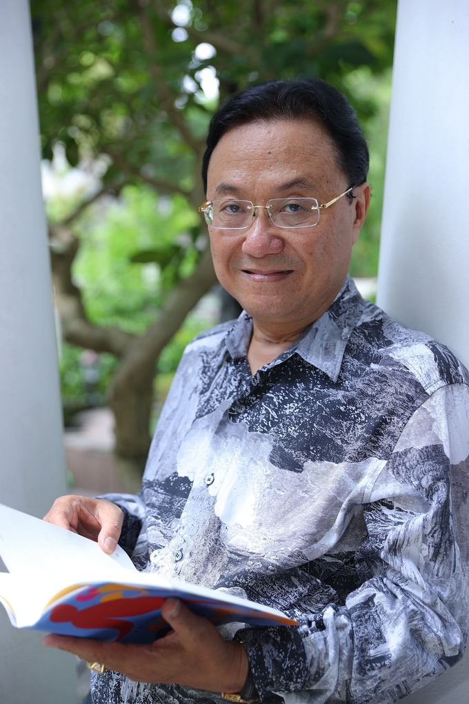 2-quang-085831_35.jpg Nhà thơ Hồng Thanh Quang rất có duyên trên sân khấu biểu diễn.