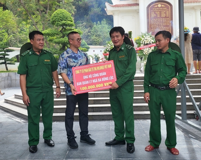 1-171332_695.jpg Đại diện Tập đoàn TNG Holdings Vietnam ủng hộ Ban quản lý Khu mộ 10 nữ Anh hùng liệt sĩ Thanh niên xung phong tại Ngã ba Đồng Lộc (Can Lộc, Hà Tĩnh) số tiền 100 triệu đồng.