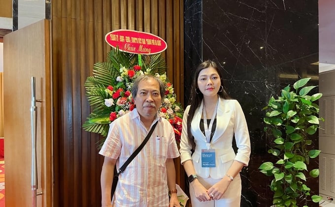 2-152237_837.jpg Cô giáo làm thơ Nguyễn Kim Hương và Chủ tịch Hội Nhà văn VN - Nguyễn Quang Thiều tại Hội nghị những người viết văn trẻ toàn quốc ở Đà Nẵng tháng 6/2022.