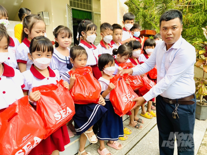 anh-1-154414_627.jpg Anh Nguyễn Văn Sỏi, đại diện Công ty Nguyễn Thanh Hải tặng quà cho các em học sinh Trường tiểu học Thạnh Phú Đông, huyện Phong Điền, TP Cần Thơ. Ảnh: Lê Hoàng Vũ.