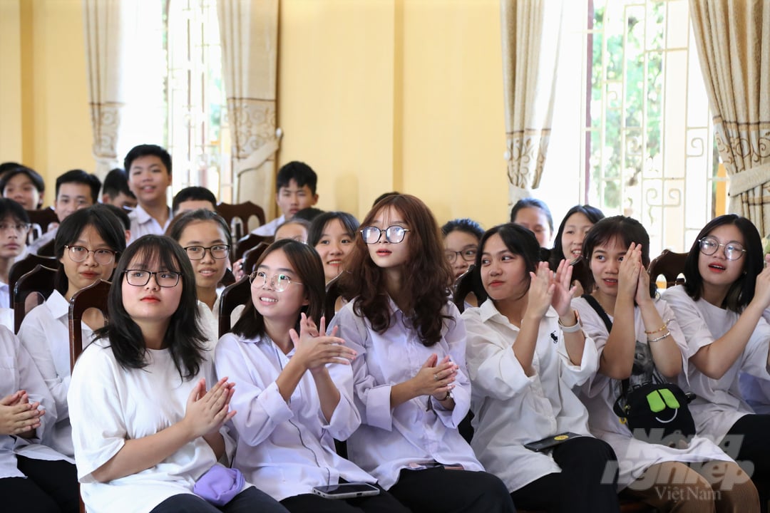 img_7773-145359_904.jpg Các em học sinh khóa 2 Trường cấp 3 Nông nghiệp đến từ nhiều tỉnh, thành trên cả nước. Ảnh: Minh Phúc.