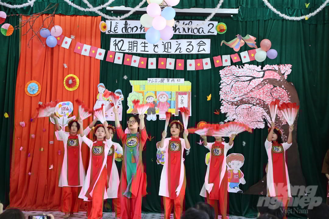 img_7784-145409_911.jpg Lễ đón học sinh khóa 2 của Trường cấp 3 Nông nghiệp (Nam Định) được các em học sinh khóa 1 tổ chức chuyên nghiệp. Ảnh: Minh Phúc.