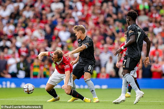 z-003752_72.jpeg Christian Eriksen được cho là đã chủ động ngã xuống. Ảnh: Dailymail.
