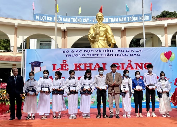 Nhiều học snh được trao học bổng ngày tựa trường.