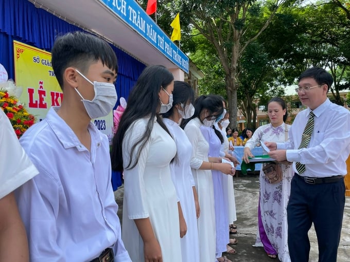 Trưởng ban Tổ chức Tỉnh ủy Huỳnh Quang Thái trao 10 suất học bổng Nay Der cho học sinh nghèo hiếu học.