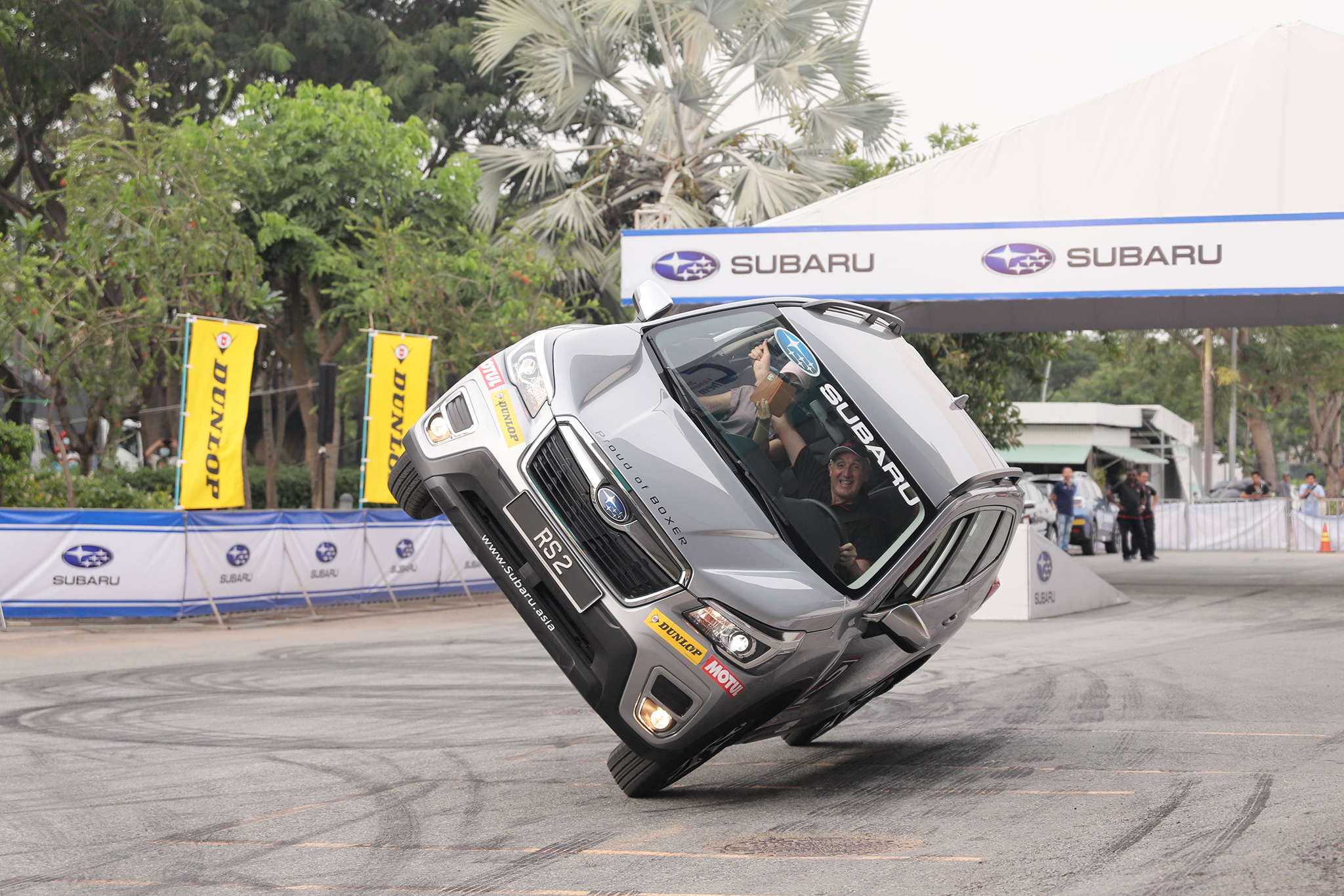 huyen-thoai-russ-swift-sap-bieu-dien-lai-o-to-subaru-2-banh-o-viet-nam-161135_796.jpg Một pha biểu diễn của Russ Swift.