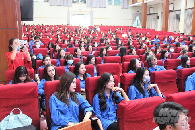 img_0037-124222_727.jpg Các bạn sinh viên Học viện Báo chí và Tuyên truyền tham dự Hội thảo. Ảnh: Phạm Hiếu.