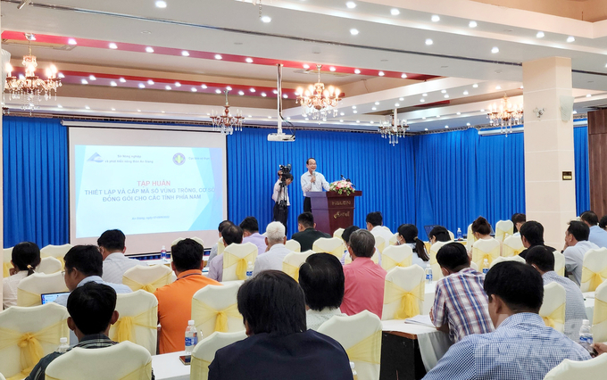 d37bd9ae93fc57a20eed-150312_639.jpg Phó Cục trưởng Cục Bảo vệ thực vật Lê Văn Thiệt, trao đổi các học viên tại lớp tập huấn về thiết lập và cấp mã số vùng trồng, cơ sở đóng gói xuất khẩu và triển khai nhật ký điện tử (Farmdiary). Ảnh: Lê Hoàng Vũ.