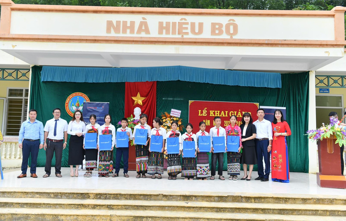 Những suất học bổng được Ngân hàng Kiên Long trao tặng đến những em học sinh nghèo có thành tích vượt khó trong học tập.